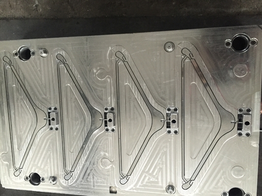 Macchina di plastica dello stampaggio ad iniezione del sistema caldo completamente automatico del corridore per i ganci