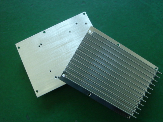 Dissipatore di calore di alluminio lavorante dell'estrusione del prototipo di precisione rapida di CNC con il rivestimento di conversione